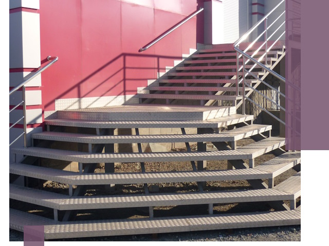 Лестницы для магазина в Новороссийске — изготовление и монтаж