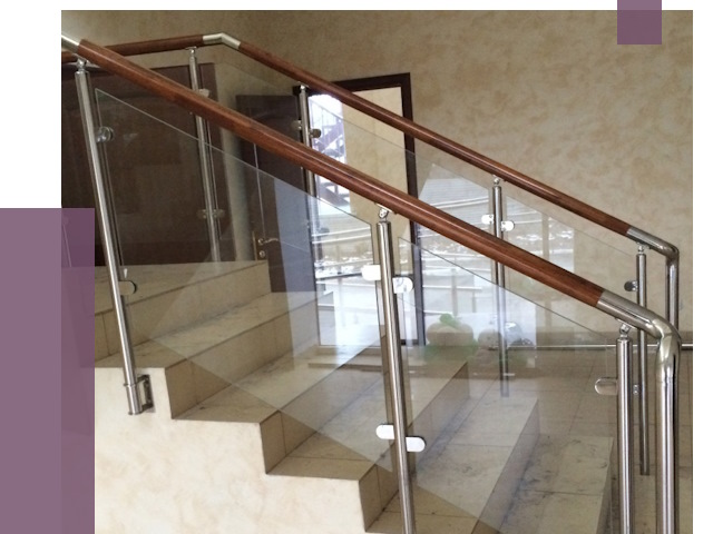 Комбинированные перила из металла и дерева в Новороссийске