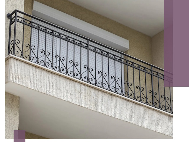 Балконные ограждения из металла и стекла в Новороссийске для домов