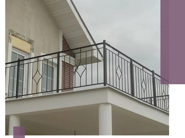 Изготовление балконных ограждений в Новороссийске из металла и стекла