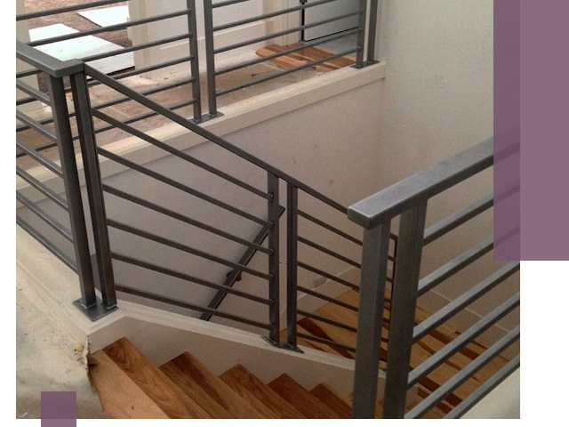 Изготовление поручней из металла и дерева в Новороссийске